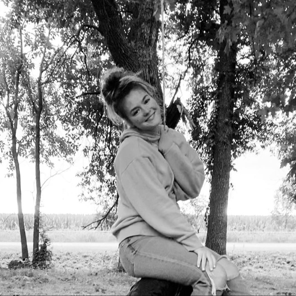 Meet your Posher, Jocelyn - Picture 2 of 2